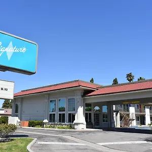 Signature Maingate Hotel